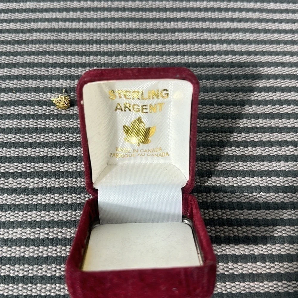 Stealing agent Canada  earring - Picture 2 of 2